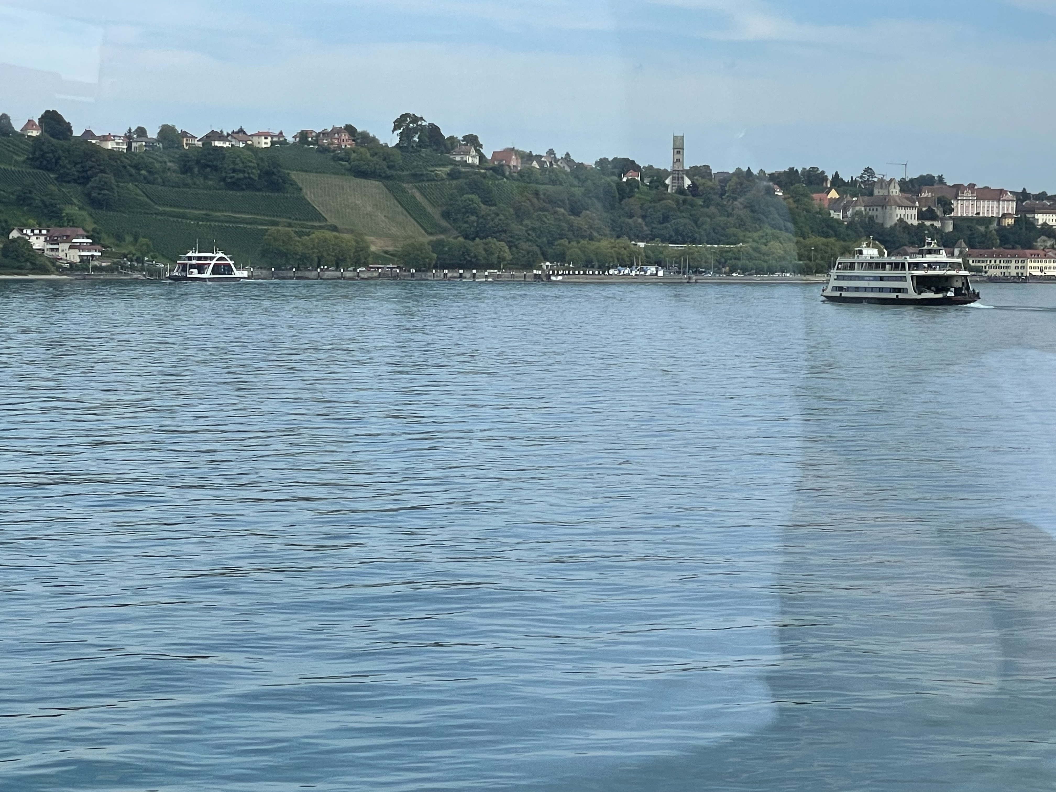 Blick vom Schiff auf die Fähren Richtung Mersburg